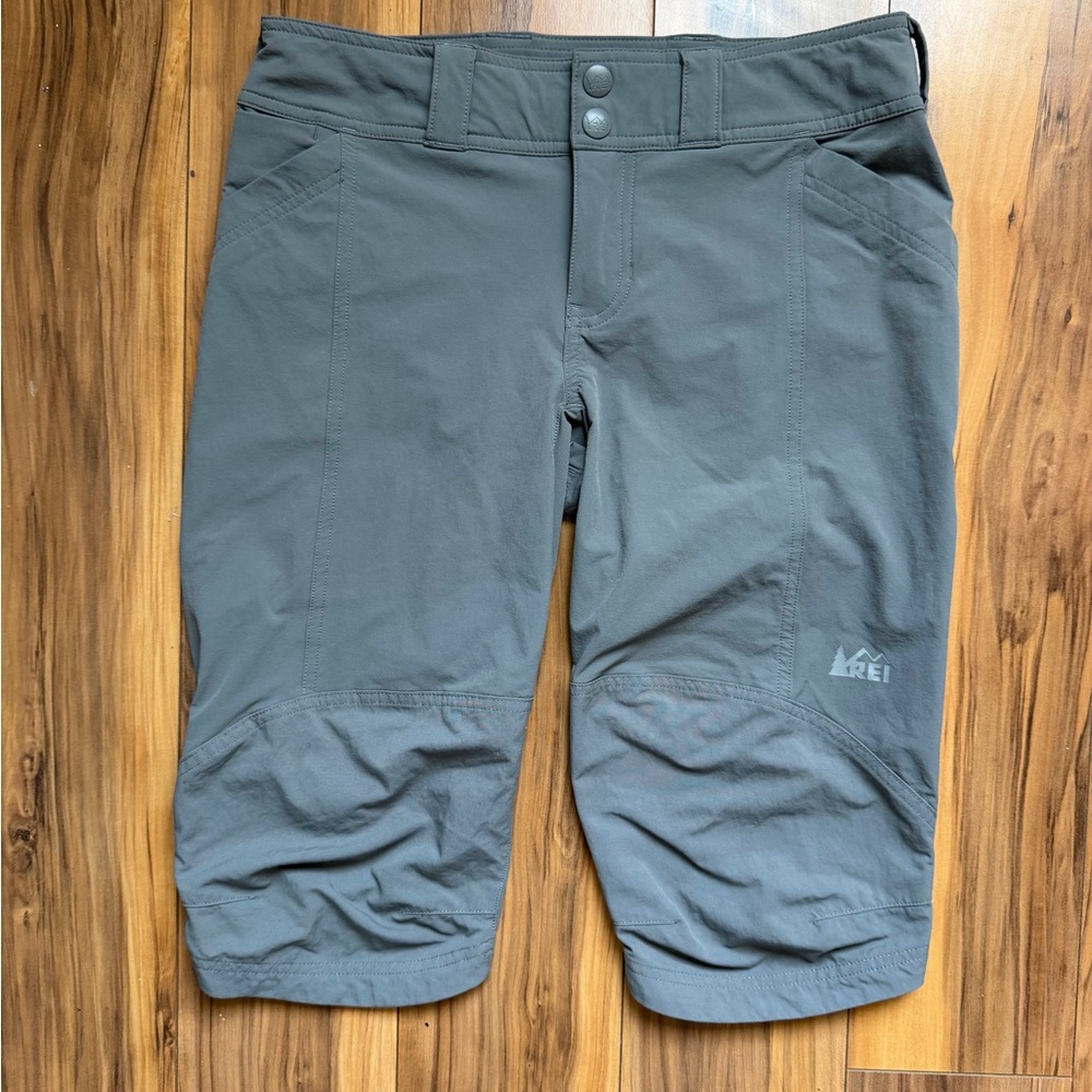 REI women’s grey capris length Shorts